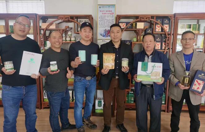 中華金廚、中國(guó)烹飪大師黃熾華師傅和“華家班”秘書(shū)處成員一行蒞臨粵森指導(dǎo)牛大力菜品研究與開(kāi)發(fā)工作。